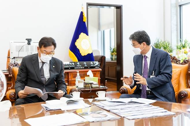 정진석(왼쪽) 국회부의장이 김돈곤(오른쪽) 청양군수의 지역현안 건의사항을 꼼꼼히 살펴보고 있다.