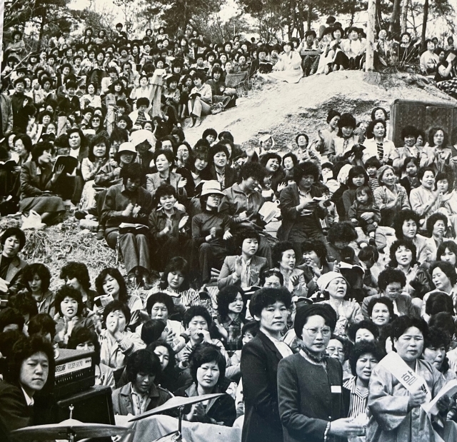 1983년 서울 중계동 버스종점 공터에서 열린 지역부흥성회에서 지역 성도들이 조용기 목사의 말씀을 듣고 있다.