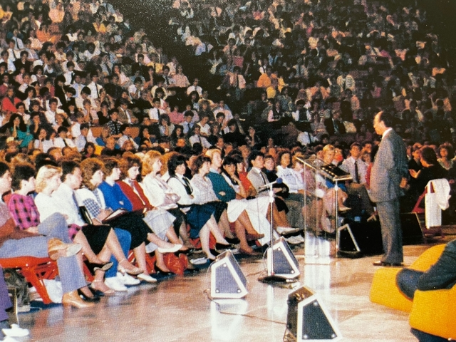 조용기 목사가 1985년 미국 오클라호마 성회에서 메시지를 전하고 있다.