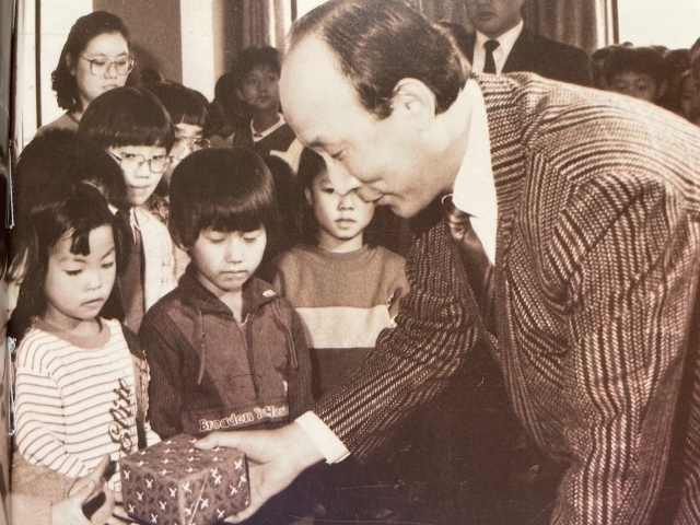 조용기 목사가 1987년 심장병 시술 어린이를 위한 축복예배 후 어린이들에게 선물을 나눠주고 있다.