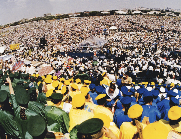 조 목사가 참석한 가운데 1997년 9월 25~28일 브라질 상파울루에서 열린 대규모 성회. 여의도순복음교회 제공