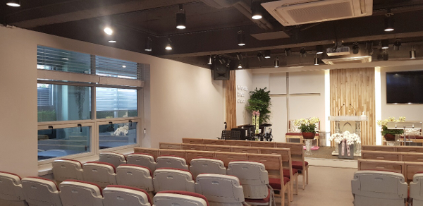 김학태 대표가 인테리어 공사를 마친 서울 종로구 평창동 우리가꿈꾸는교회 모습.