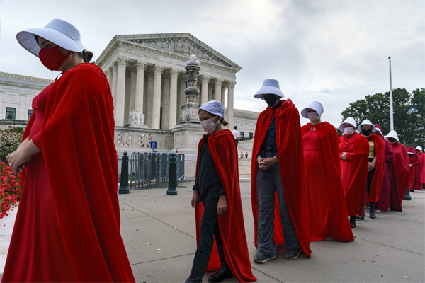 마거릿 애트우드의 SF 소설 `시녀이야기`에 나오는 시녀 복장을 한 시위대가 2017년 백악관 앞에서 보수적 판사의 대법관 인준을 반대하는 시위를 벌이고 있다. [AP = 연합뉴스]