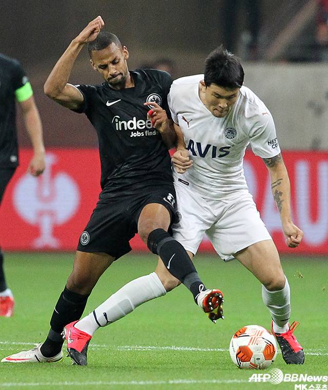 김민재(오른쪽)가 2021-22 UEFA 유로파리그 D조 1차전 원정경기에서 프랑크푸르트의 지브릴 소우(왼쪽)와 공을 다투고 있다. 사진(독일 프랑크푸르트암마인)=AFPBBNews=News1