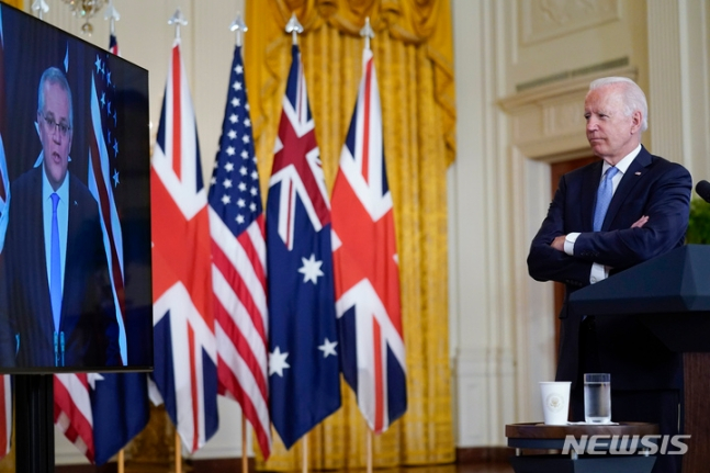 조 바이든 미국 대통령이 15일(현지시간) 백악관 이스트룸에서 스콧 모리슨 호주 총리, 보리스 존슨 영국 총리와 공동 화상 회의를 진행했다. 모리슨 총리의 연설을 듣고 있는 모습. /AP=뉴시스