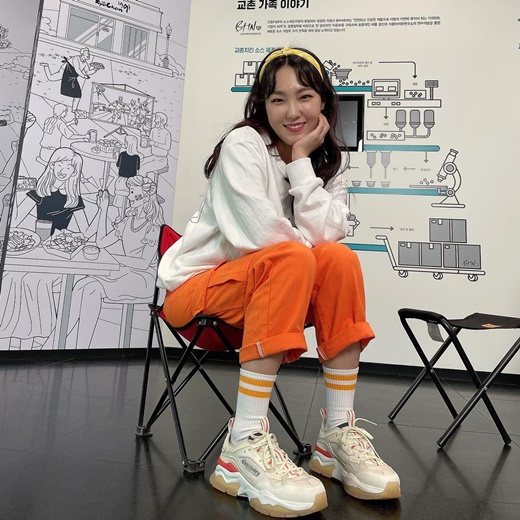 Gagwoman Lee Eun-ji showed off her fresh visualsLee Eun-ji posted several photos on his Instagram on the 17th with the comment Im starring in a week on the 17th.Lee Eun-ji in the public photo has a unique bright eye and emits a refreshing charm like human Orange.The look of Lee Eun-ji in white man-to-man and Orange-colored cargo pants is lovely.Here is Lee Eun-ji, who has added cute points with yellow hair bands and Ugly sneakers and completes fresh styling like Idol.The netizens who saw this left responses such as Princess Orange, I am melting my position ... Eunji sister is the best Leeds these days, I like photo bombs, Human Orange, human lemon.