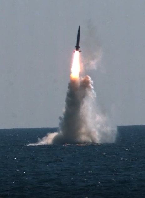 우리나라가 독자 개발한 잠수함발사탄도미사일(SLBM)이 9월15일 도산안창호함(3천t급)에 탑재돼 수중에서 발사되고 있다. ⓒ연합뉴스