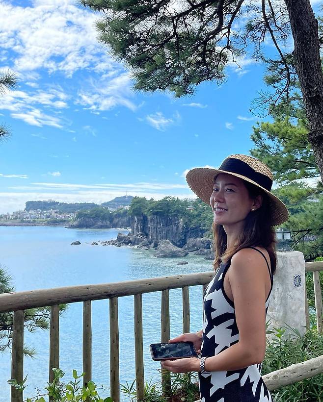 Sun-yeong Ahn told his Instagram on the 17th, #no filter This is Lee Tae-ri, this is Positano.Positano posted a picture with the article I do not envy #Jeju Island.Sun-yeong Ahn in the public photo is smiling brightly in the background of the private Jeju sky and the sea.Ahn Seon-hyungs recent situation, which completed the holiday look with a sleeveless dress and a wide-brimmed hat, caught the attention of the viewers.Meanwhile, Sun-yeong Ahn married Businessman, who was three years younger in 2013, and has a son.Photo: Sun-yeong Ahn Instagram