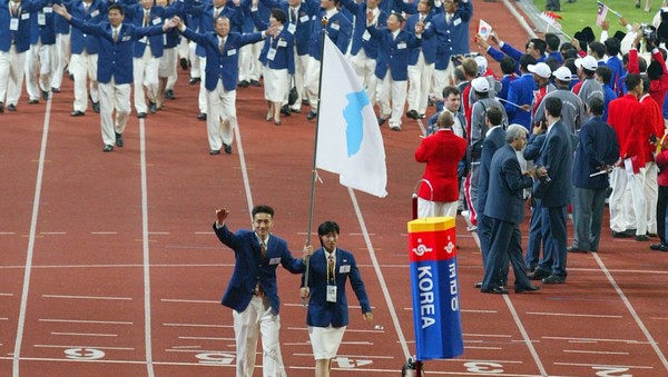 사진= 2018 평창 올림픽에서 남북한 선수가 한반도기를 들고 공동입장을 하고 있다, 올림픽 공식 사이트