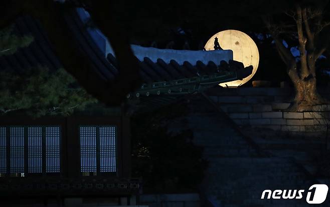 창경궁 처마 위에 대형 보름달 모형이 걸려 있는 모습© News1