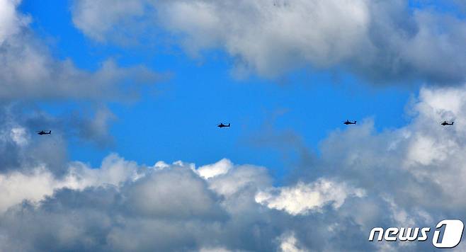 육군 아파치 헬기가 15일 경북 포항시 상공 위로 펼쳐진 푸른 가을 하늘을 배경으로 비행하고 있다.2021.9.15/뉴스1 © News1 최창호 기자