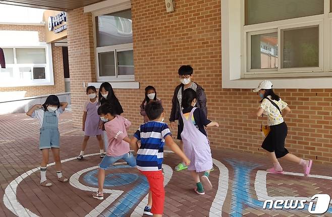 충북국제교육원 북부분원이 진행하는 토요일 다문화 프로그램에 참여한 학생들이 즐거운 놀이를 하고 있다.© 뉴스1