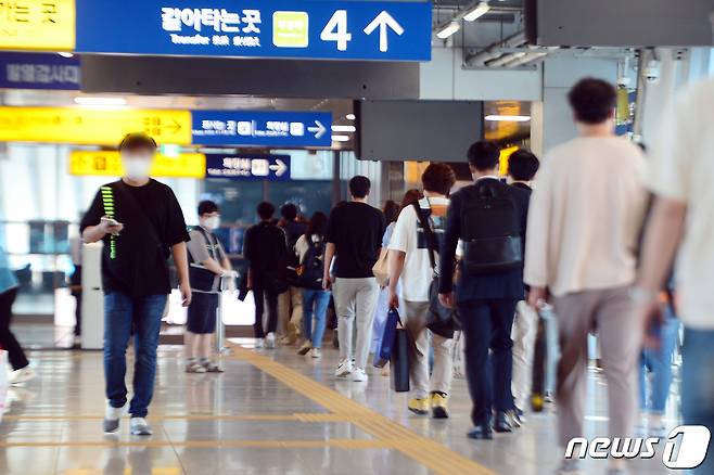 추석 연휴 첫날인 18일 오전 광주 광산구 광주송정역에서 귀성객들이 열차 탑승을 위해 이동하고 있다. 2021.9.18/뉴스1 © News1 정다움 기자
