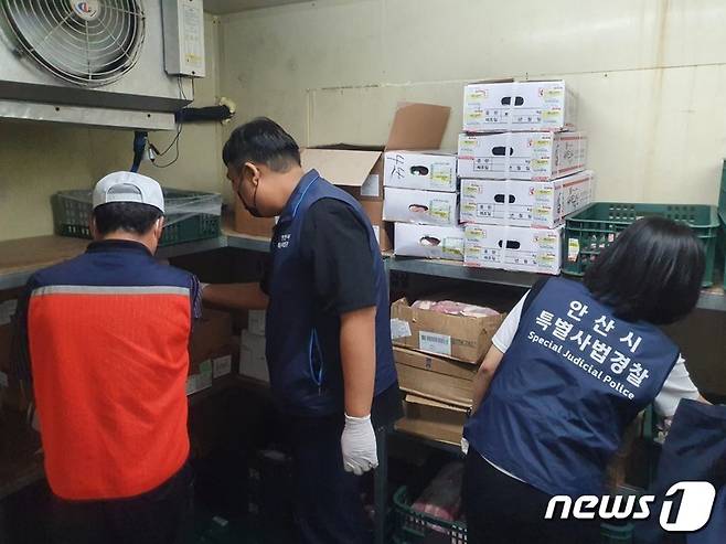 안산시 민생특별사법경찰팀의 식품 제조·유통업체 단속 모습. © 뉴스1