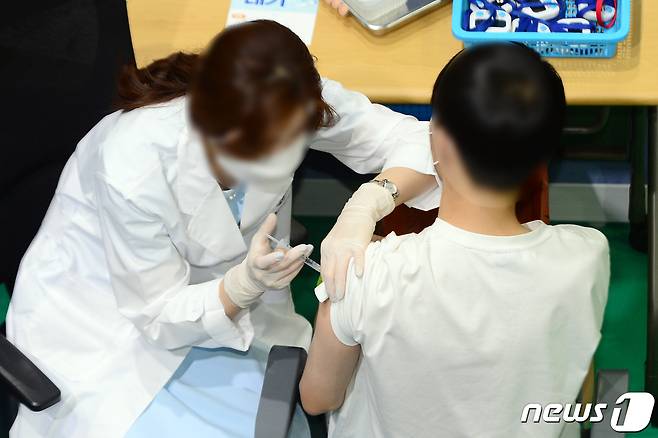 광주 북구 전남대학교 국민체육센터에서 고등학교 교직원과 3학년 대상 신종 코로나바이러스 감염증(코로나19) 화이자 백신 접종이 진행되고 있다./뉴스1 DB © News1 정다움 기자