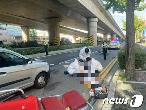 경찰이 사고현장을 수습하고 있다(부산경찰청제공) 뉴스1
