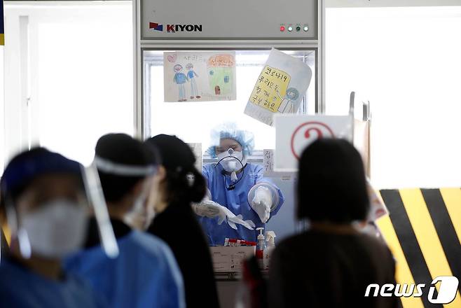 광주 북구 선별진료소에서 의료진이 검체 채취를 진행하고 있다(광주북구 제공)/뉴스1 DB © News1