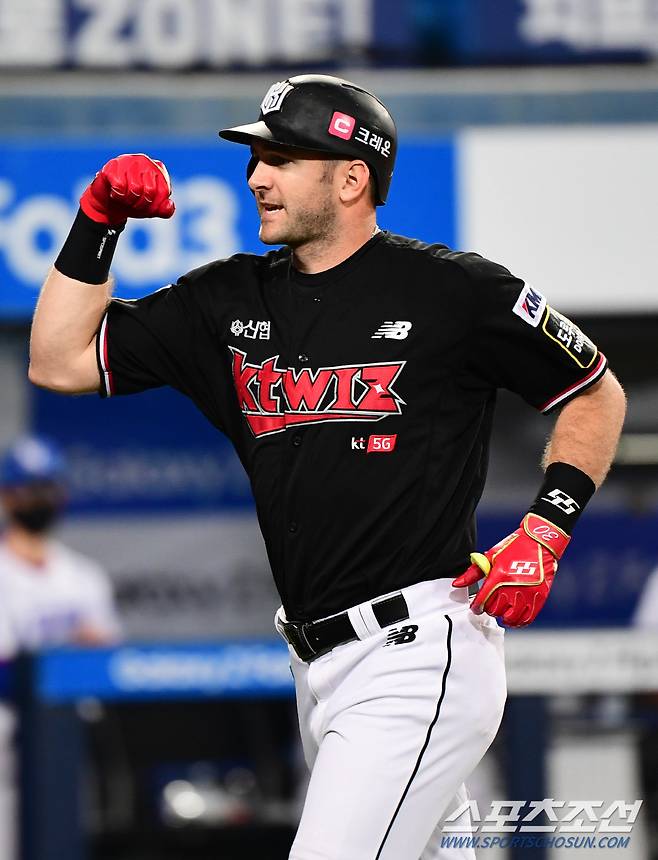 2021 KBO리그 삼성라이온즈와 kt위즈의 경기가 10일 대구삼성라이온즈파크에서 열렸다. KT 호잉이 7회초 1사후 우월 동점 솔로홈런을 치고 포효하고 있다. 대구=최문영 기자 deer@sportschosun.com /2021.09.10/