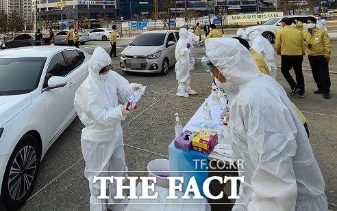 코로나19 방역요원이 검체검사를 하고 있다./구미=이민 기자