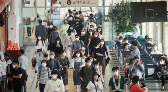 추석 연휴를 하루 앞둔 17일 서울 서초구 고속버스터미널에서 시민들이 이동하고 있다. [이미지출처=연합뉴스]