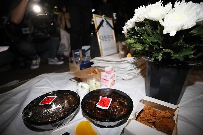 생활고에 시달리던 자영업자들의 사망 소식이 잇따르는 가운데 자영업자 단체가 16일 서울 국회의사당역 앞에 설치한 분향소에 국화와 음식 등이 놓여 있다. 이날 낮 코로나19 대응 전국자영업자비상대책위원회(자대위)는 여의도 국회 앞에 합동 분향소를 설치하려다 경찰이 방역법 위반 등을 이유로 막자 1인 분향을 제안했었다. /연합뉴스