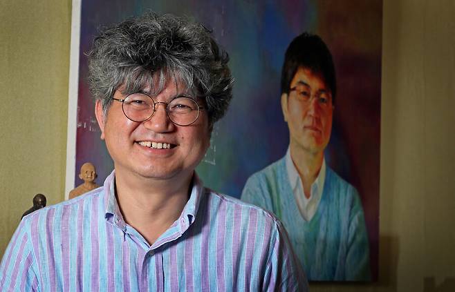 “부모님 입장에서는 (아이에게) 해줄 것도 많고 해줄 말도 많겠지만, 그 마음의 5분의 1 정도 수준으로 개입을 줄여야 한다고 봐요. 부모님이 평생 아이 운전석에 앉아 있을 수는 없잖아요.” 이병곤 제천간디학교 교장이 지난 8일 오후 충북 제천시 간디학교 교장실에서 사진을 찍고 있다. 제천/이정용 선임기자 lee312@hani.co.kr