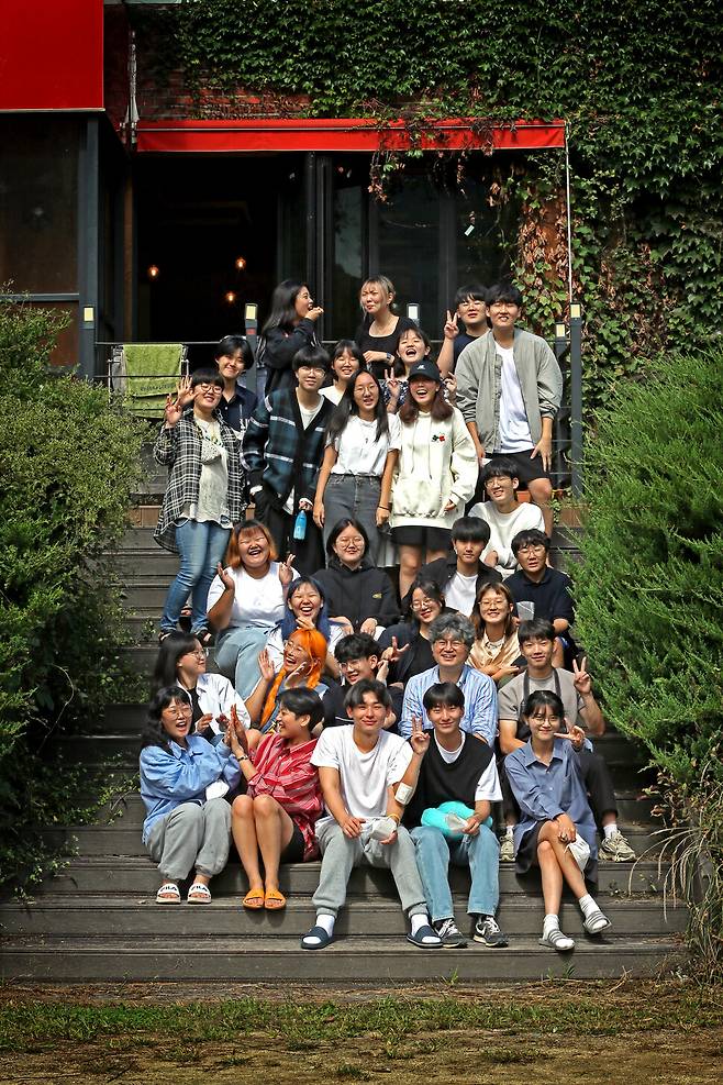 졸업 당해연도 대학 진학률이 설립 이후 줄곧 0%이지만, 제천간디학교의 학생과 교사, 학부모는 모두 행복해한다. 시험 대신 논문쓰기와 인턴십 제도 등으로 실력을 다진 학생들의 자부심은 강하다. 지난 8일 오후 이병곤(둘째 줄 오른쪽 둘째) 교장과 학생들이 학교 건물 계단 앞에서 사진을 찍고 있다. 제천/이정용 선임기자 lee312@hani.co.kr