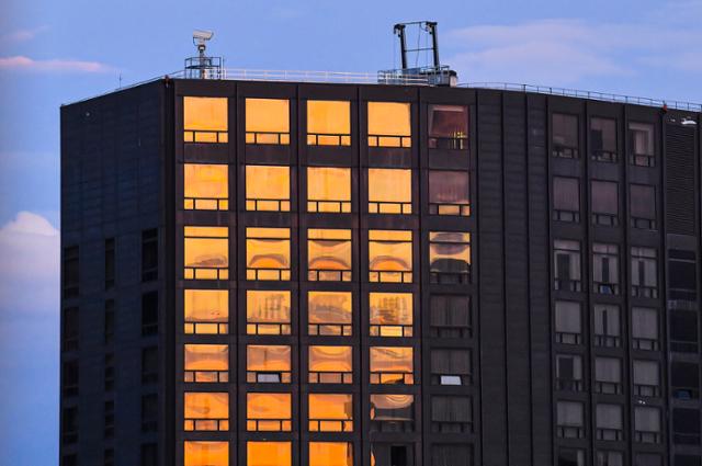 13일 서울 도심에 일몰이 시작되자 빌딩의 외벽이 석양 노을빛을 머금은 채 황금색으로 변하고 있다. 서재훈 기자