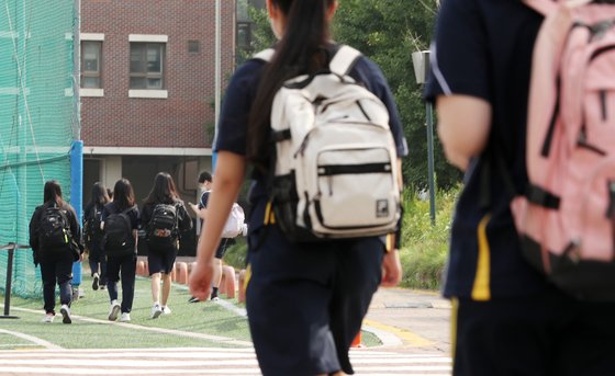 지난 6월 서울의 한 중학교 학생들이 등교하고 있는 모습. [사진공동취재단]