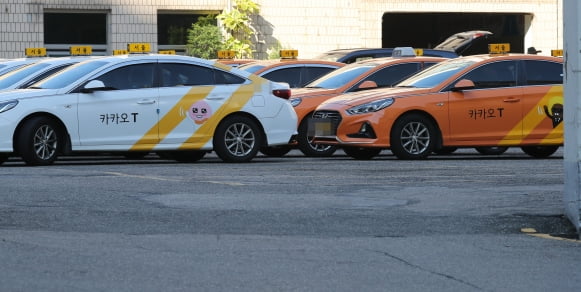서울의 한 법인택시 회사 주차장에 운행 나갈 카카오택시들이 주차돼 있다. [사진=연합뉴스]