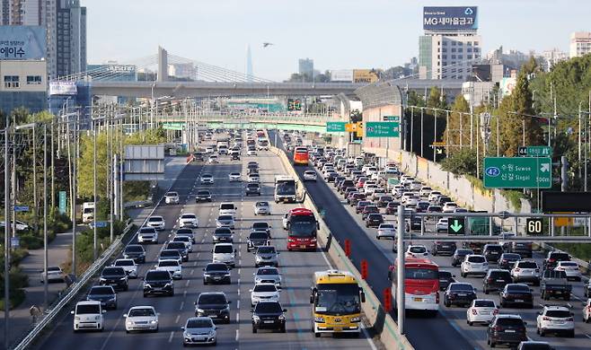 한국도로공사는 18일 전국 고속도로 이용 차량을 477만대로 예상했다. /사진=뉴스1 김영운 기자