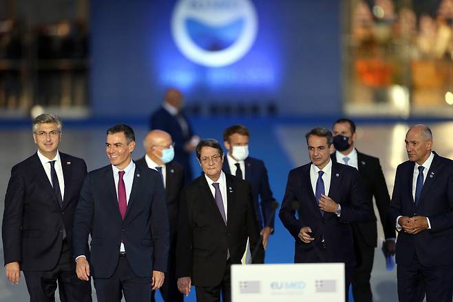 유럽연합의 지중해 국가 지도자들이 17일(현지시간) 그리스 아테네에서 열린 EUED9 정상회의서 성명을 발표하기 위해 입장하고 있다. [EPA 제공]