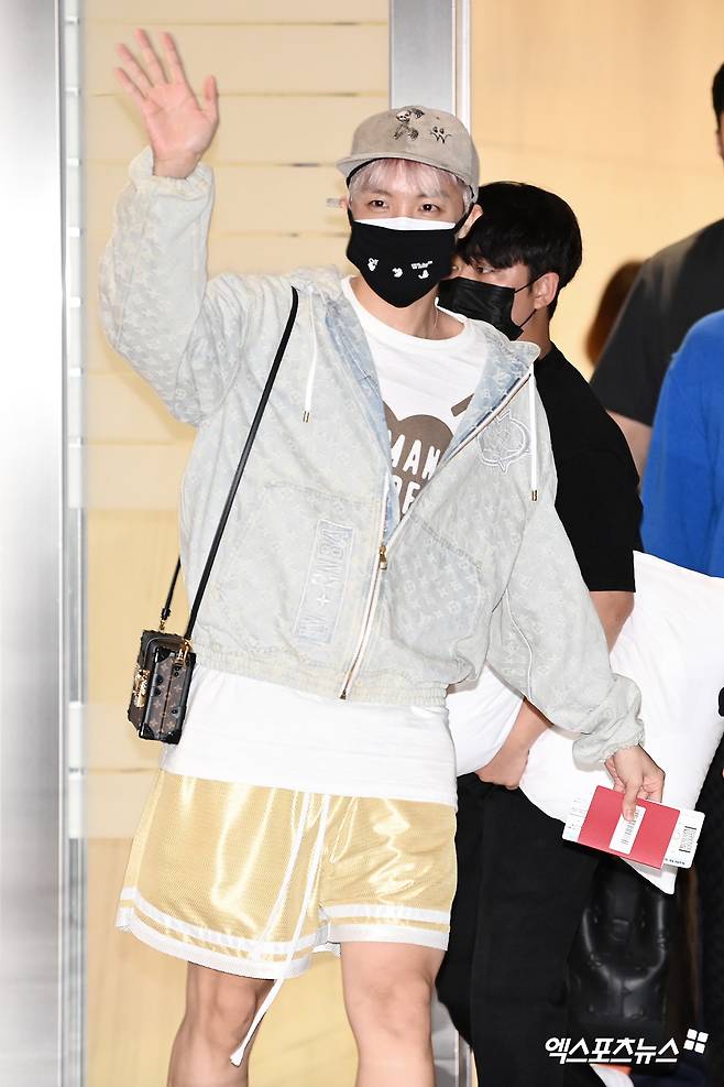 BTS J-Hope is heading to the departure hall.