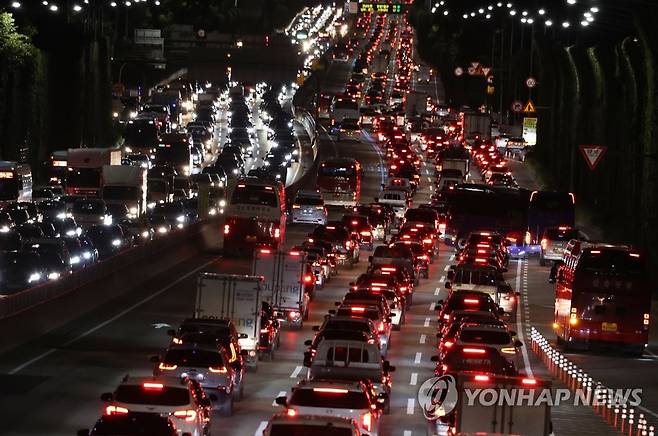 고향 가는 길 (서울=연합뉴스) 서명곤 기자 = 17일 오후 서울 서초구 잠원IC에서 바라본 경부고속도로 상(왼쪽)·하행선의 모습.
한국도로공사에 따르면 이날 늦은 오후와 저녁 퇴근 시간대에 귀성 차량이 겹치면서 전국의 도로가 평상시 주말보다 더 심한 혼잡을 겪고 있다. 2021.9.17 seephoto@yna.co.kr
