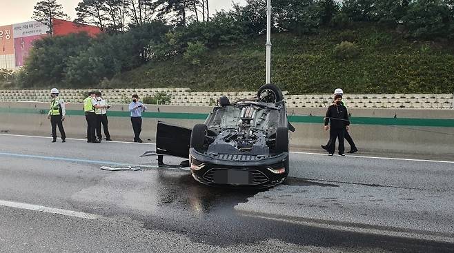 경찰과 소방당국이 천안 경부고속도로 하행선 322km 지점에서 전복된 승용차 주변을 통제하고 있다.(천안동남소방서 제공)© 뉴스1