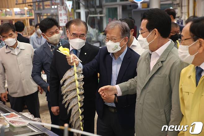권칠승 중소벤처기업부 장관이 13일 국민지원금 사용 독려 차 방문한 영광터미널 전통시장에서 온누리상품권으로 추석선물을 구입하고 있다. (중소벤처기업부 제공) 2021.9.13/뉴스1