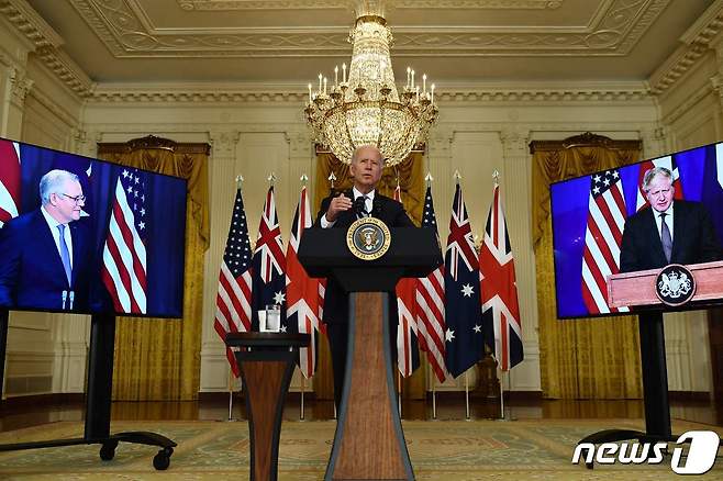 조 바이든 미국 대통령이 15일 백악관에서 보리스 존슨 영국 총리, 스콧 모리슨 호주 총리와 화상 공동 기자회견을 통해 3국 안보 파트너십인 '오커스' 발족을 발표하고 있다. © AFP=뉴스1 © News1 우동명 기자