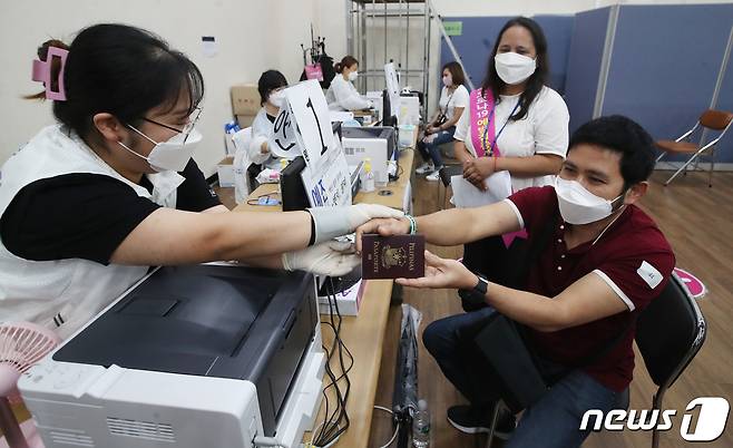 부산 부산진구 코로나19 예방접종센터를 찾은 부산시 거주 외국인들이 얀센 백신을 접종하고 있다.2021.9.14/뉴스1 © News1 여주연 기자