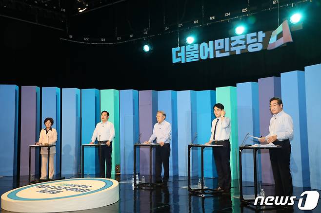 19일 오후 광주MBC사옥에서 민주당 제20대 대선후보자 광주·전남·전북지역 생방송 토론회가 진행되고 있다. 2021.9.19/뉴스1 © News1 허단비 기자