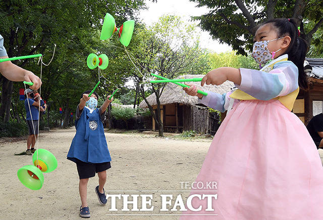 추석 명절을 이틀 앞둔 19일 오후 경기도 용인 기흥구 한국민속촌을 찾은 어린이들이 죽방울 놀이를 하고 있다./용인=임영무 기자