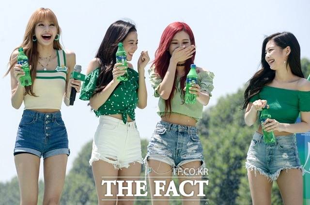 19일 YG엔터테인먼트에 따르면 '킬 디스 러브(Kill This Love)' 안무 영상은 이날 유튜브에서 조회수 4억 회를 돌파했다. 뮤직비디오는 14억 뷰 돌파를 앞두고 있다. /더팩트 DB