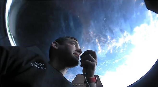 스페이스X의 우주관광 프로젝트인 인스퍼레이션4을 성사시킨 재러드 아이잭맨이 우주에서 투명 돔으로 지구를 지켜보고 있다./스페이스X