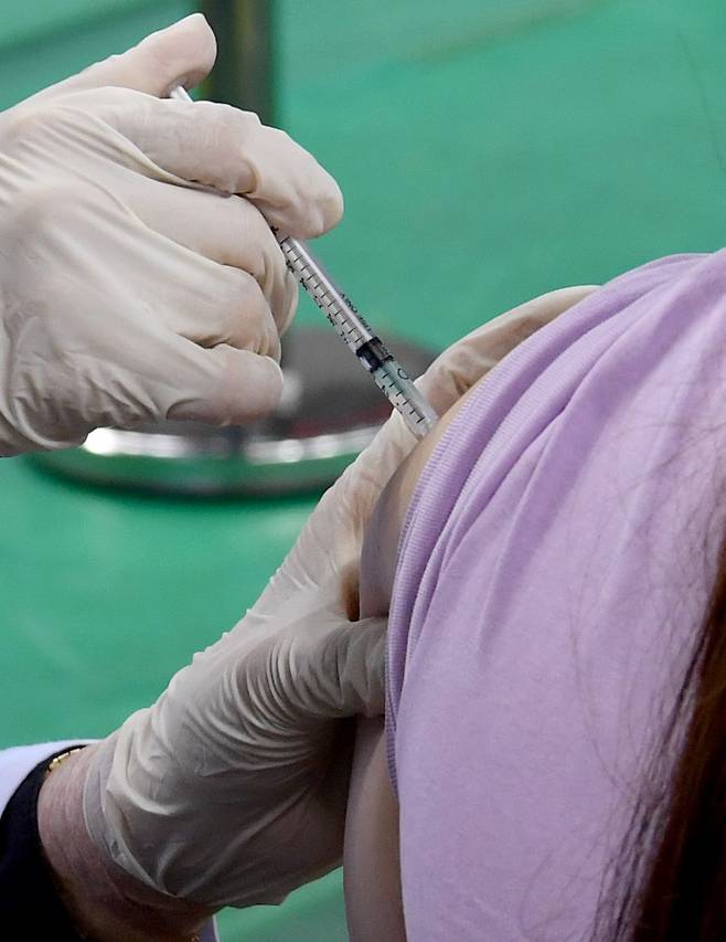 코로나 예방 접종센터에서 보건소 의료진이 시민들에게 화이자 백신을 접종하고 있다./뉴시스
