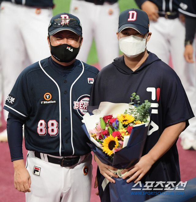 김태형 감독에게 축하받는 유희관./정재근 스포츠조선 기자