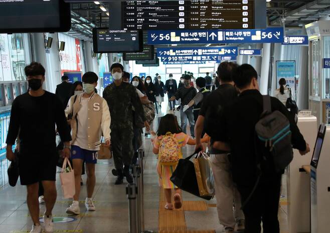 추석 연휴를 앞둔 17일 오후 광주송정역에서 열차에서 내린 승객과 탑승하려는 시민들이 이동하고 있다./연합뉴스