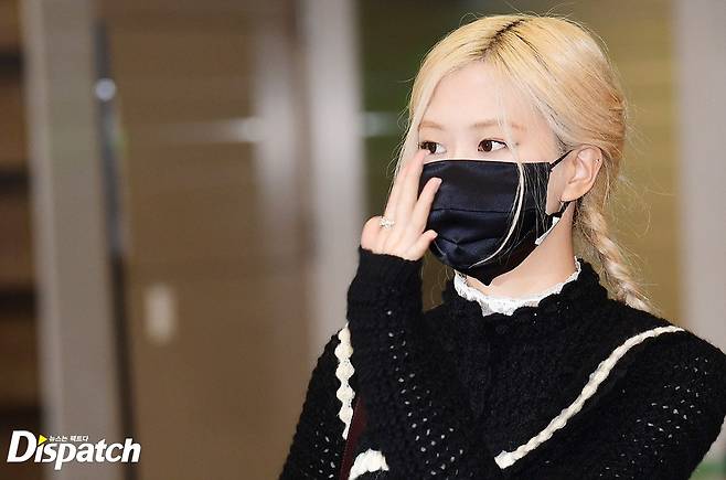 BLACKPINK Rosé (Rosé) arrived at Incheon International Airport on the afternoon of the 19th after finishing the 2021 Met Gala fashion show schedule at the Metropolitan Art Museum in New York, USA.Rosé drew attention with her sophisticated fashion sense, with a dazzling blonde hair and a pristine visual.