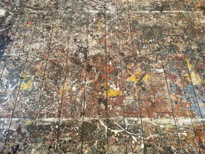 잭슨 폴록의 작업실 바닥에 그려진 그림이다. 위키미디어 코먼스 제공