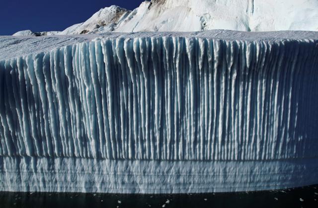 16일 그린란드 일루리삿의 거대한 얼음절벽에 빙하가 녹아내리면서 생긴 무늬가 남아 있다. 일루리삿=로이터 연합뉴스
