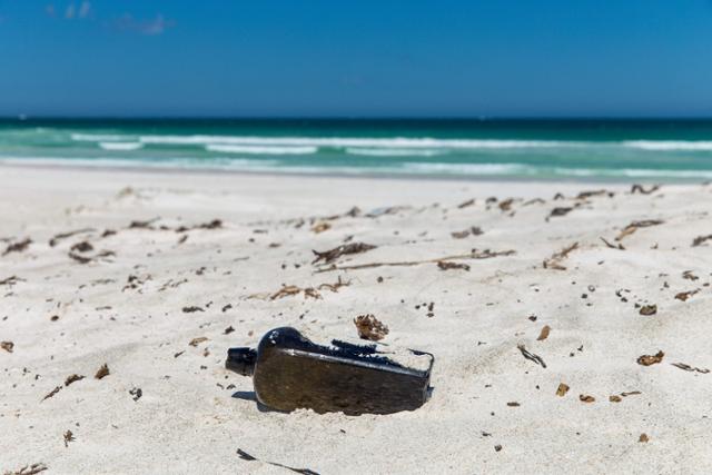 2018년 호주의 웨지아일랜드 해변가에서 1886년에 바다에 던져져 떠내려온, 세계에서 가장 오래된 병과 그 속에 담긴 편지가 발견됐다. AFP 연합뉴스