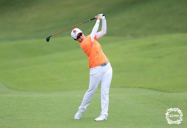 김효주가 19일 충북 청주시 세종 실크리버 컨트리클럽에서 열린 KLPGA 투어 OK저축은행 박세리 인비테이셔널(총상금 8억원) 파이널 라운드 4번홀에서 세컨드 샷을 하고 있다. KLPGA제공